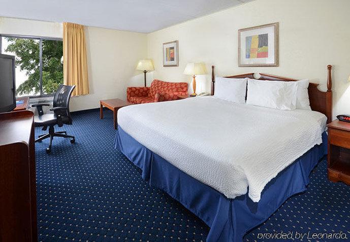 Fairfield And By Marriott Salem/hanes Hotel