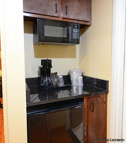 Fairfield And By Marriott Salem/hanes 3*