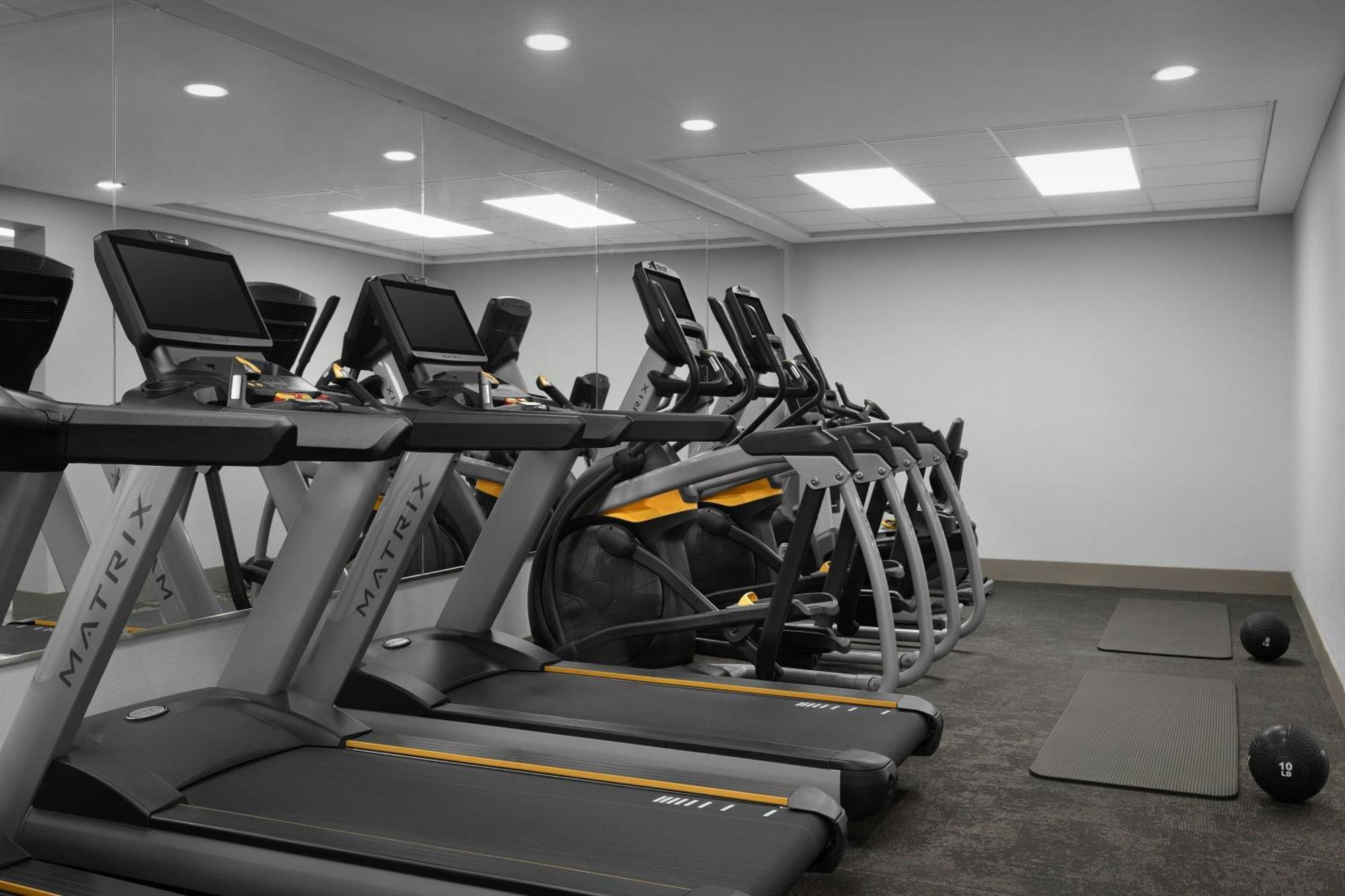 Fairfield And By Marriott Salem/hanes Hotel 3*