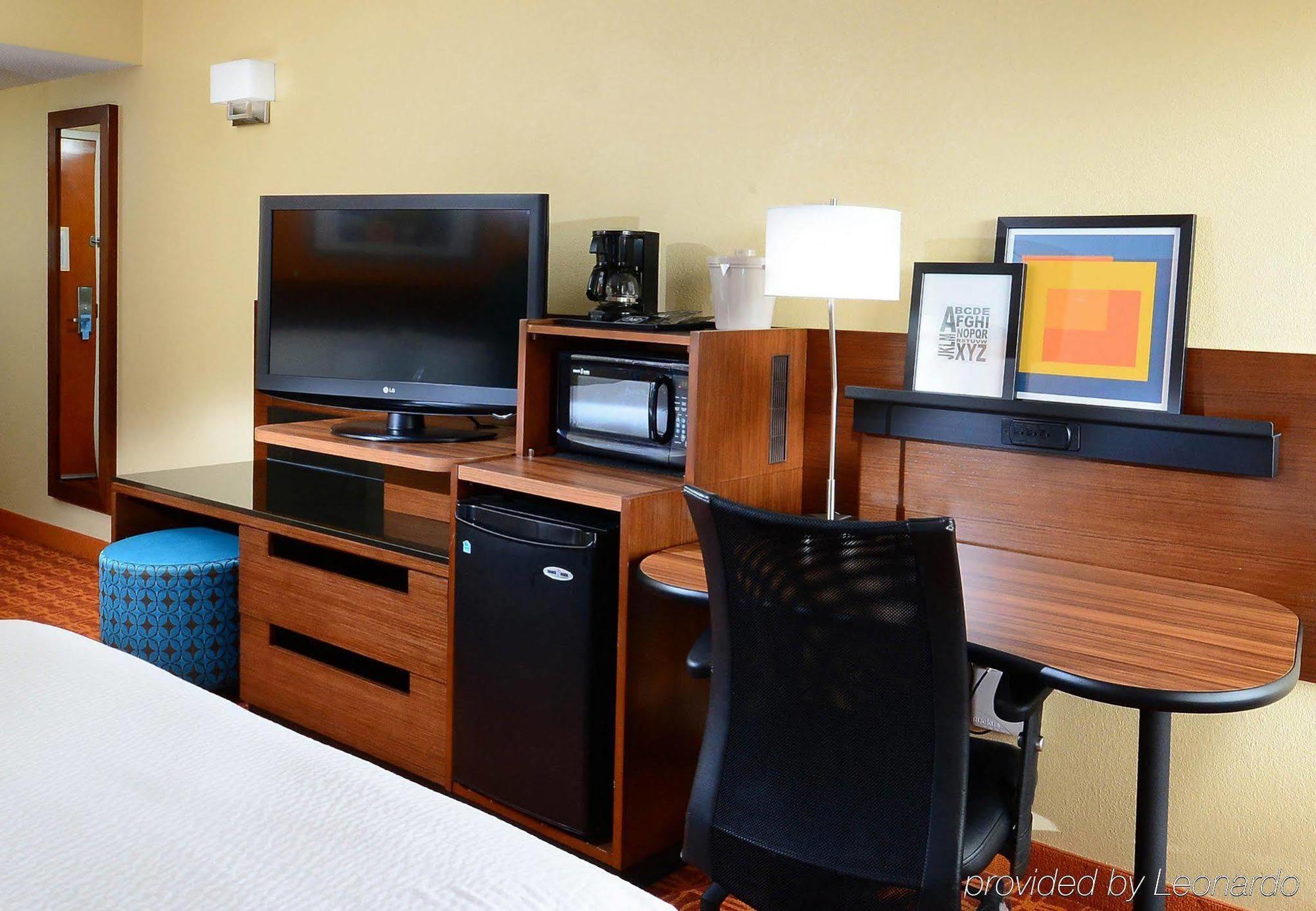 Fairfield And By Marriott Salem/hanes 3*