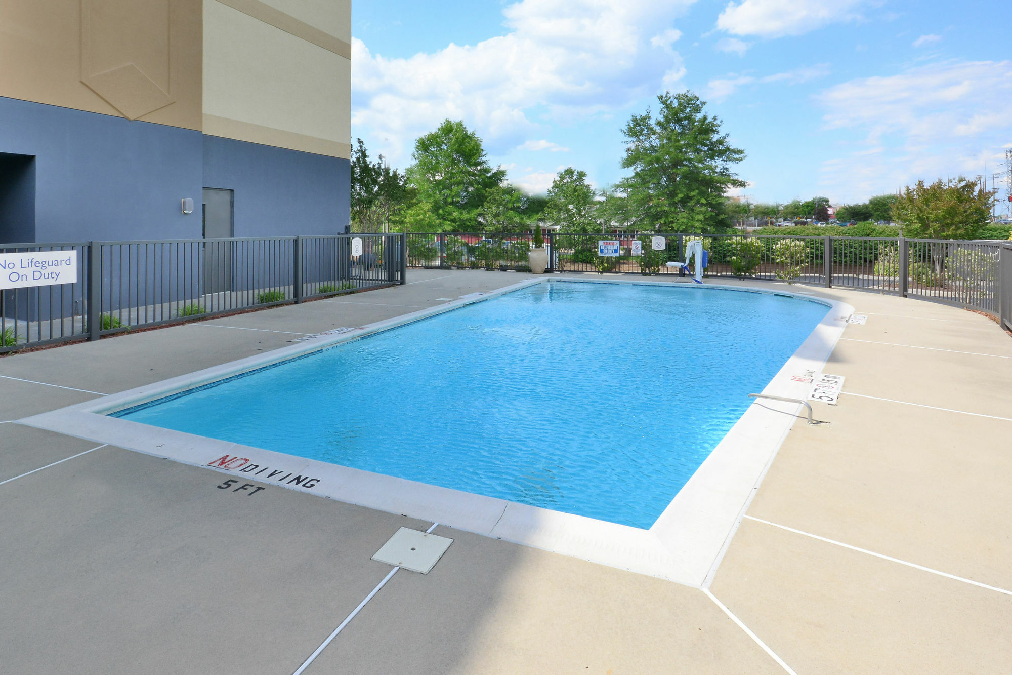 Fairfield And By Marriott Salem/hanes Hotel 3*